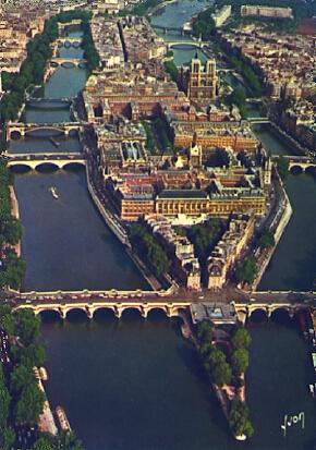 POSTAL 57752: En survolant Paris L ille de la Cite et la Seine