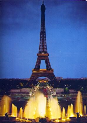 POSTAL 57754: Paris La Tour Eiffel et le Parvis du Palais de Chaillot
