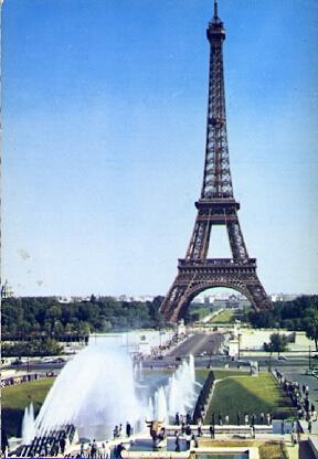 POSTAL 57756: Paris La Tour Eiffel. Les Jets d Eau du Trocadero et le Champ de Mars