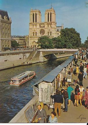 POSTAL 57823: Paris Notre-Dame et les Bouquinistes