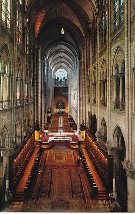 POSTAL 57824: La cathedrale Notre-Dame: le choeur et la nef centrale Paris