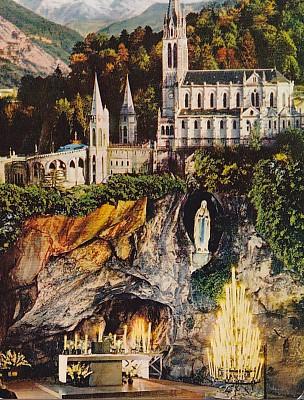 POSTAL 57825: Lourdes La Grotte et la Basilique