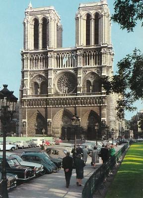 POSTAL 57829: La cathedrale Notre-Dame et le parvis Paris