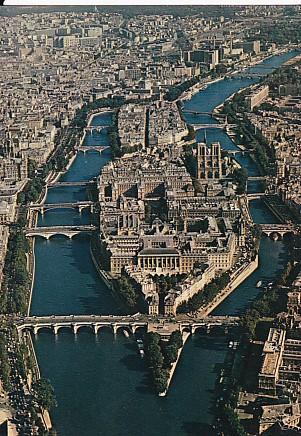 POSTAL 57867: Paris En survolant la Seine panorama sur l Ile de la Cite et l Ile St Louis