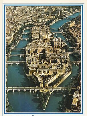 POSTAL 57877: Paris L Ile de la cite en survolant la Seine