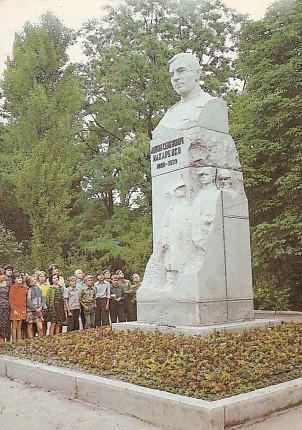 POSTAL 57991: Busto con gente de fondo