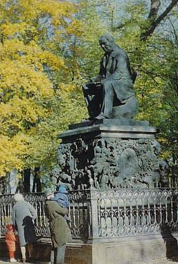 POSTAL 57997: Estatua con gente mirando