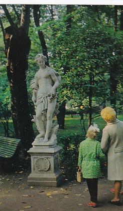 POSTAL 58004: Mujeres mirando estatua