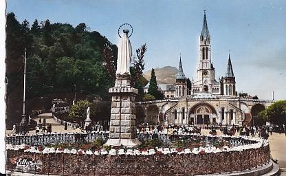 POSTAL 58075: Lourdes La Basilique et la Vierge couronnee