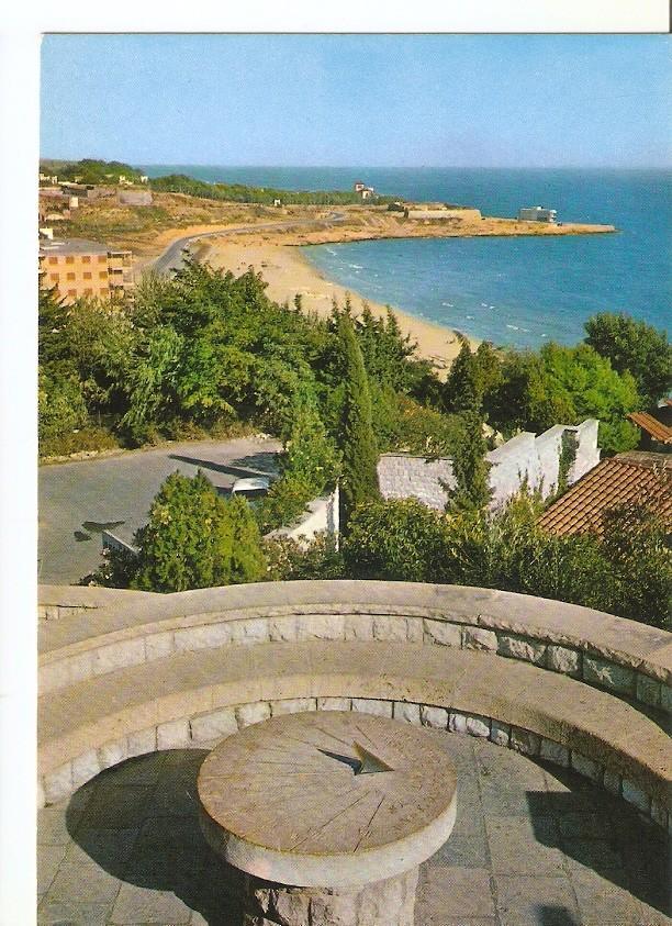 Postal 041829 : Tarragona (Costa Dorada) España. Reloj del Sol del Parque del Milagro. Al fondo la Playa del Milagro