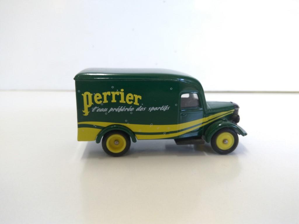 Coche Escala/Diecast: BEDFORD 30CWT VAN - PERRIER 1:43 (CORGI 2002) 