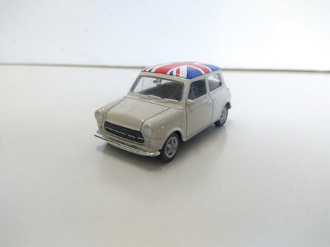 Coche Escala/Diecast: MINI COOPER 1300 Blanco con Bandera Britanica - 7cm (WELLY)