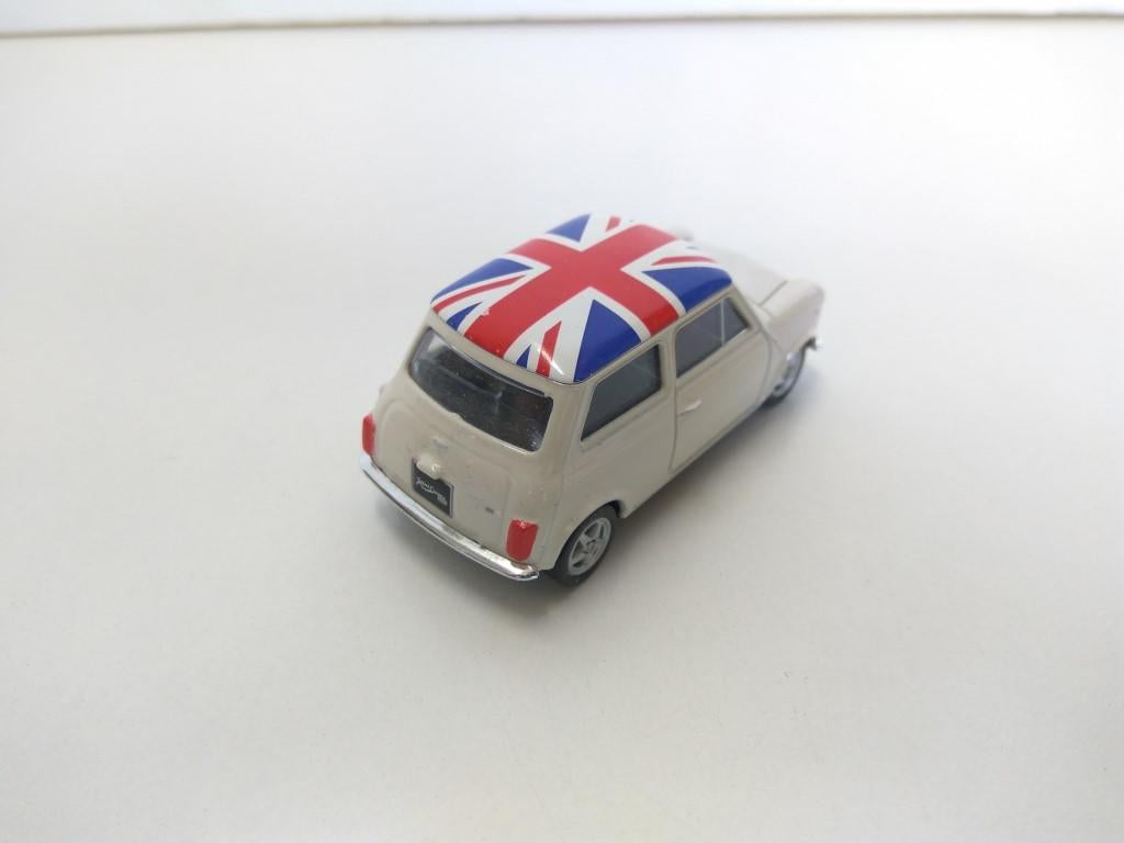 Coche Escala/Diecast: MINI COOPER 1300 Blanco con Bandera Britanica - 7cm (WELLY)