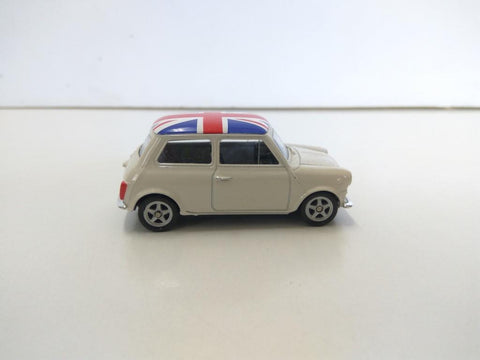 Coche Escala/Diecast: MINI COOPER 1300 Blanco con Bandera Britanica - 7cm (WELLY)