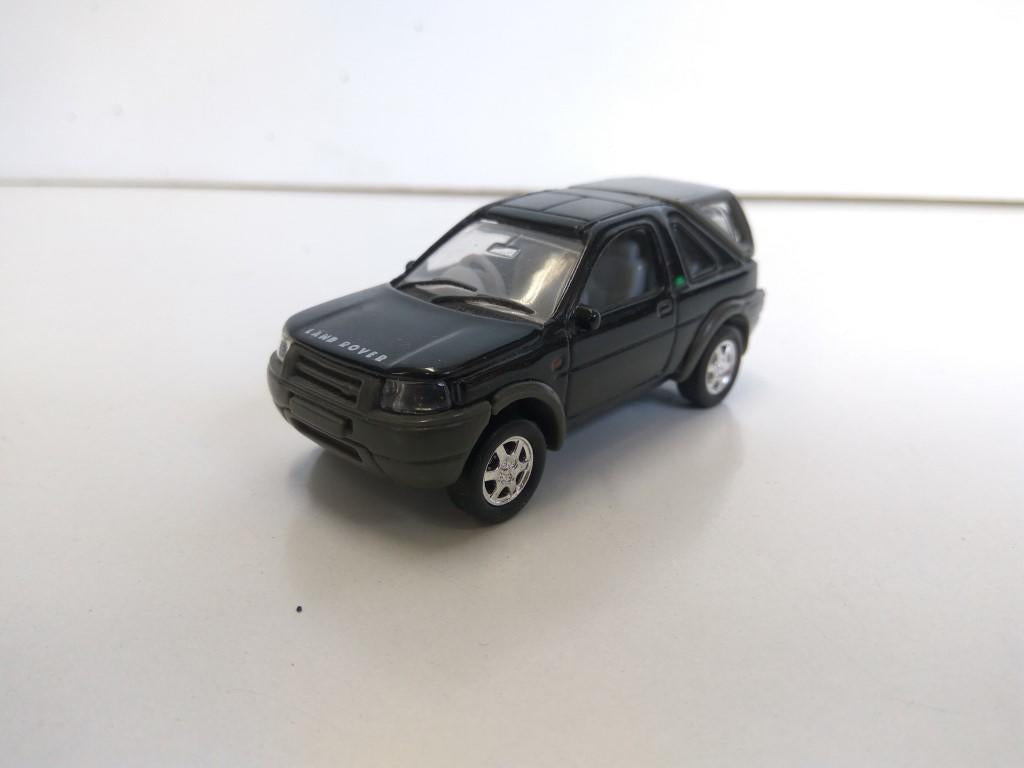 Coche Escala/Diecast: LAND ROVER FREELANDER 2001, Negro - 8cm (WELLY)