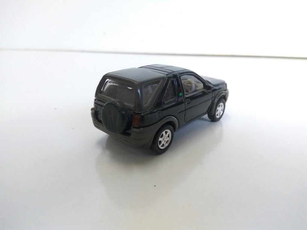 Coche Escala/Diecast: LAND ROVER FREELANDER 2001, Negro - 8cm (WELLY)