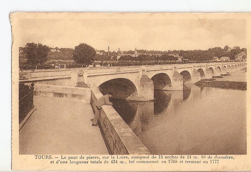 Postal 027018 : Tours. Le pont de pierre, sur la Loire