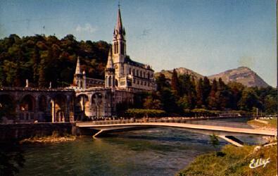 POSTAL 56154: Lourdes le Basilique le Gave et les nouveaux Ponts