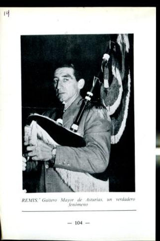 Artistas de la cancion asturiana: lamina 14: El Panaderu (solista del Orfeon Ovetence con los 4 ases) y Remis (gaitero mayor)