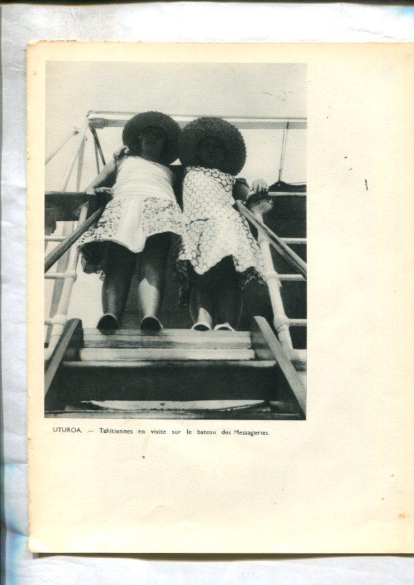 Tahiti: lamina 17: Uturoa: tahitiennes en visite suir le bateau des Messageries y Deux elegantes de Papeete