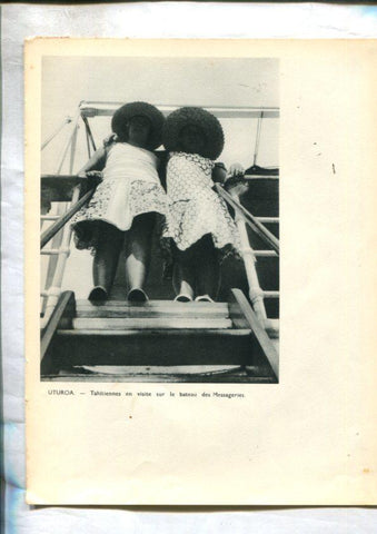 Tahiti: lamina 17: Uturoa: tahitiennes en visite suir le bateau des Messageries y Deux elegantes de Papeete