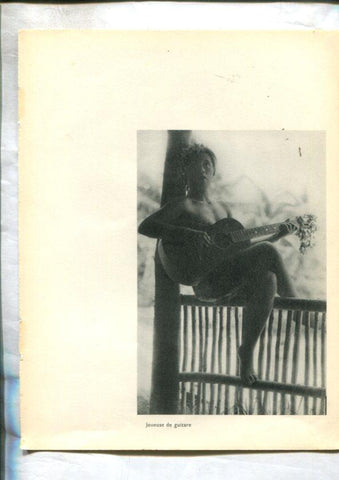 Tahiti: lamina 39: Joueuse de guitare y Tahitienne en pareo