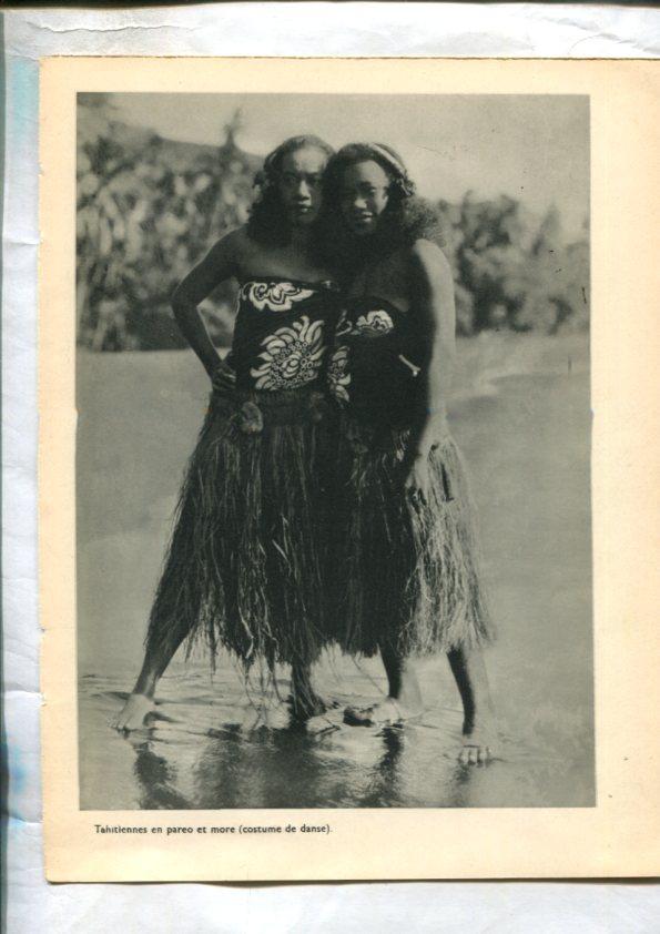Tahiti: lamina 48: Tahitiennes en pareo et more y Preparatifs de fete a Fetuna (lles sous le vent)