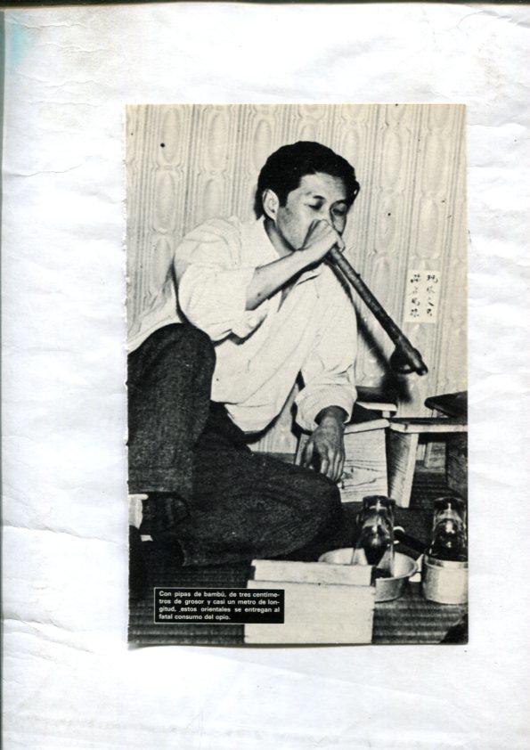 Foto: Fumando Opio en pipa de bambu y El buda de Aunkana