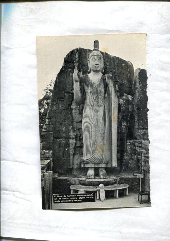 Foto: Fumando Opio en pipa de bambu y El buda de Aunkana