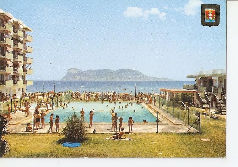 Postal 050375 : Algeciras (Cadiz). Piscina Apartamento Porto Albo al fondo el Peñon de Gibraltar