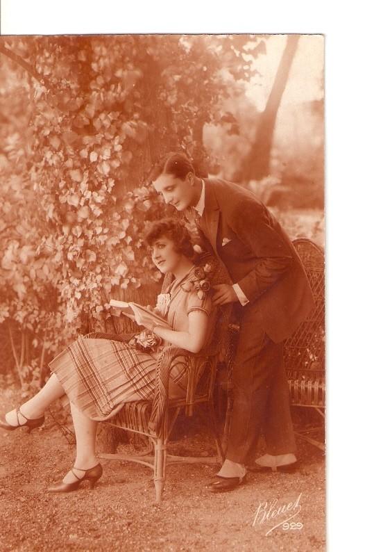 Postal 036297 : Parejal ella sentada leyendo