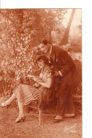 Postal 036297 : Parejal ella sentada leyendo