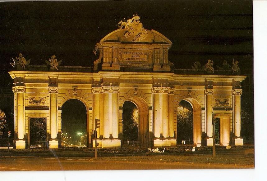 Postal 024730 : Vista nocturna Puerta de Alcala. Madrid