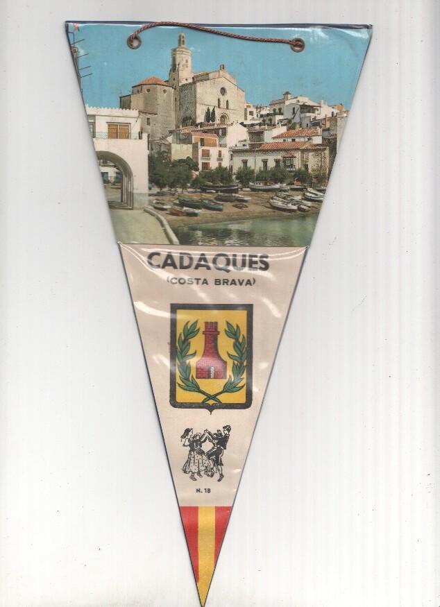 BANDERIN: CADAQUES - Foto de la playa y la Iglesia de Santa Maria de Cadaques