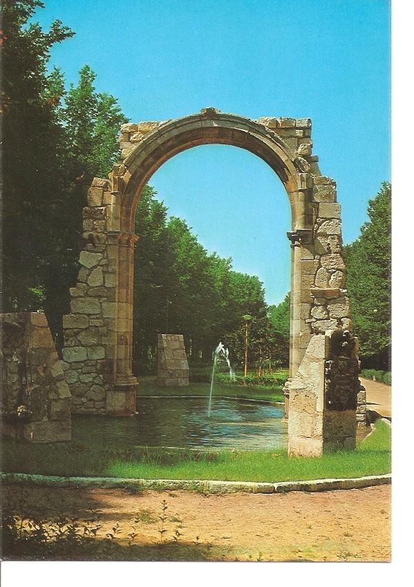Postal 032858 : Aranda de Duero (Burgos). Arco y Paseo de la Virgen de las Viñas