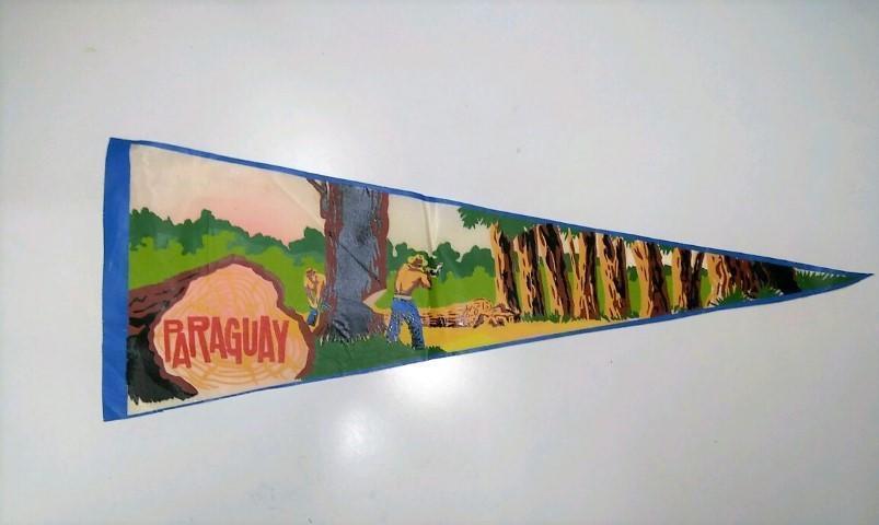 BANDERIN: PARAGUAY - Escena de leñadores paraguayos talando un arbol en el bosque. 