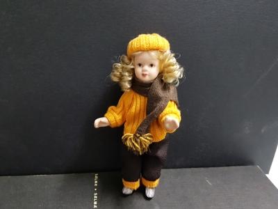 Figura: Muñeca con gorro y bufanda