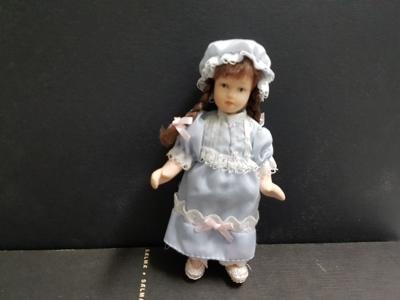 Figura: Muñeca vestida con traje de dormir