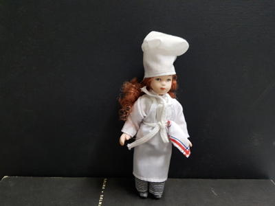 Figura: Muñeca vestida de cocinera