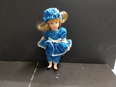 Figura: Muñeca con traje de baño azul