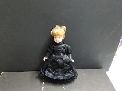 Figura: Muñeca vestida de negro