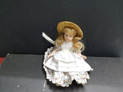 Figura: Muñeca con vestido de flores y sombrero de paja