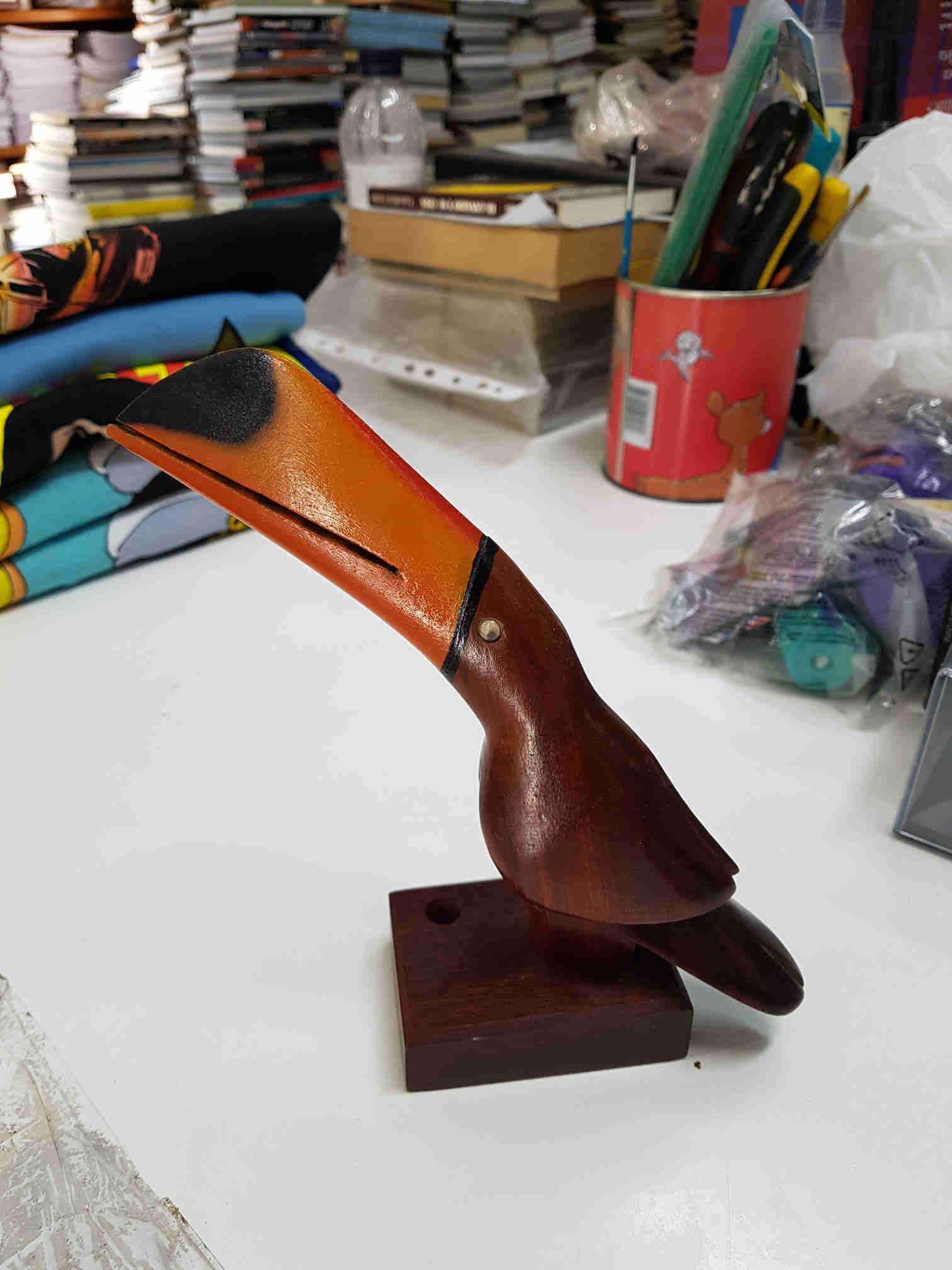 Figura de pajaro de madera