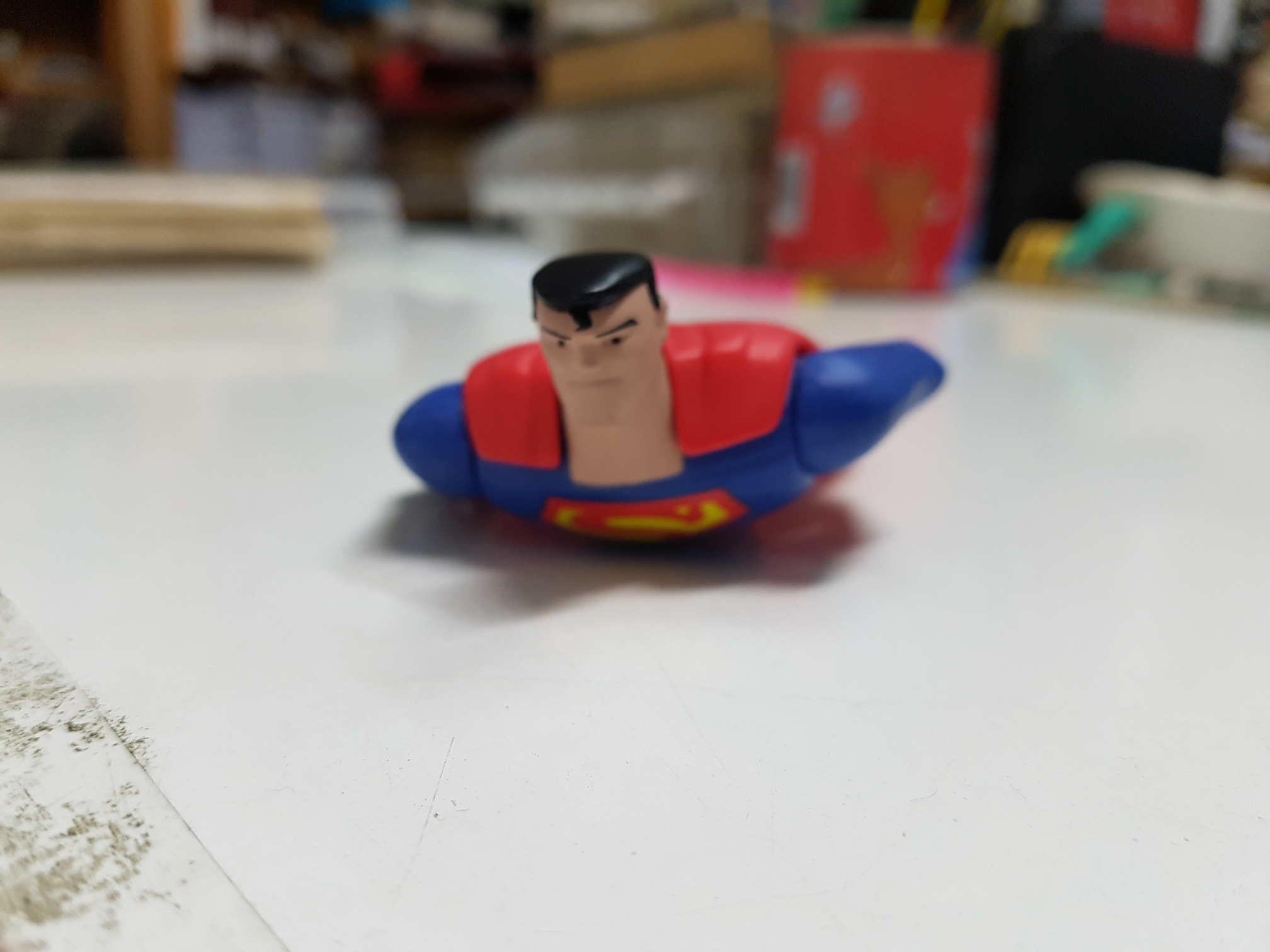 Figura de Superman en posicion de volando