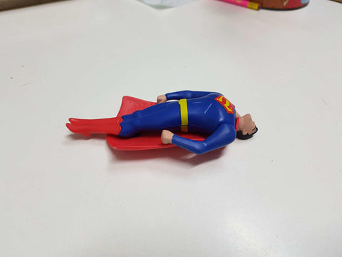 Figura de Superman en posicion de volando