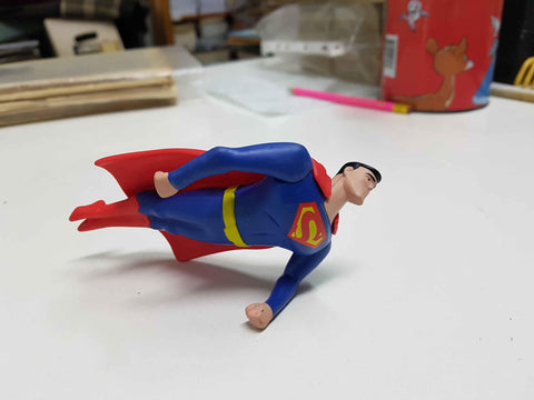 Figura de Superman en posicion de volando