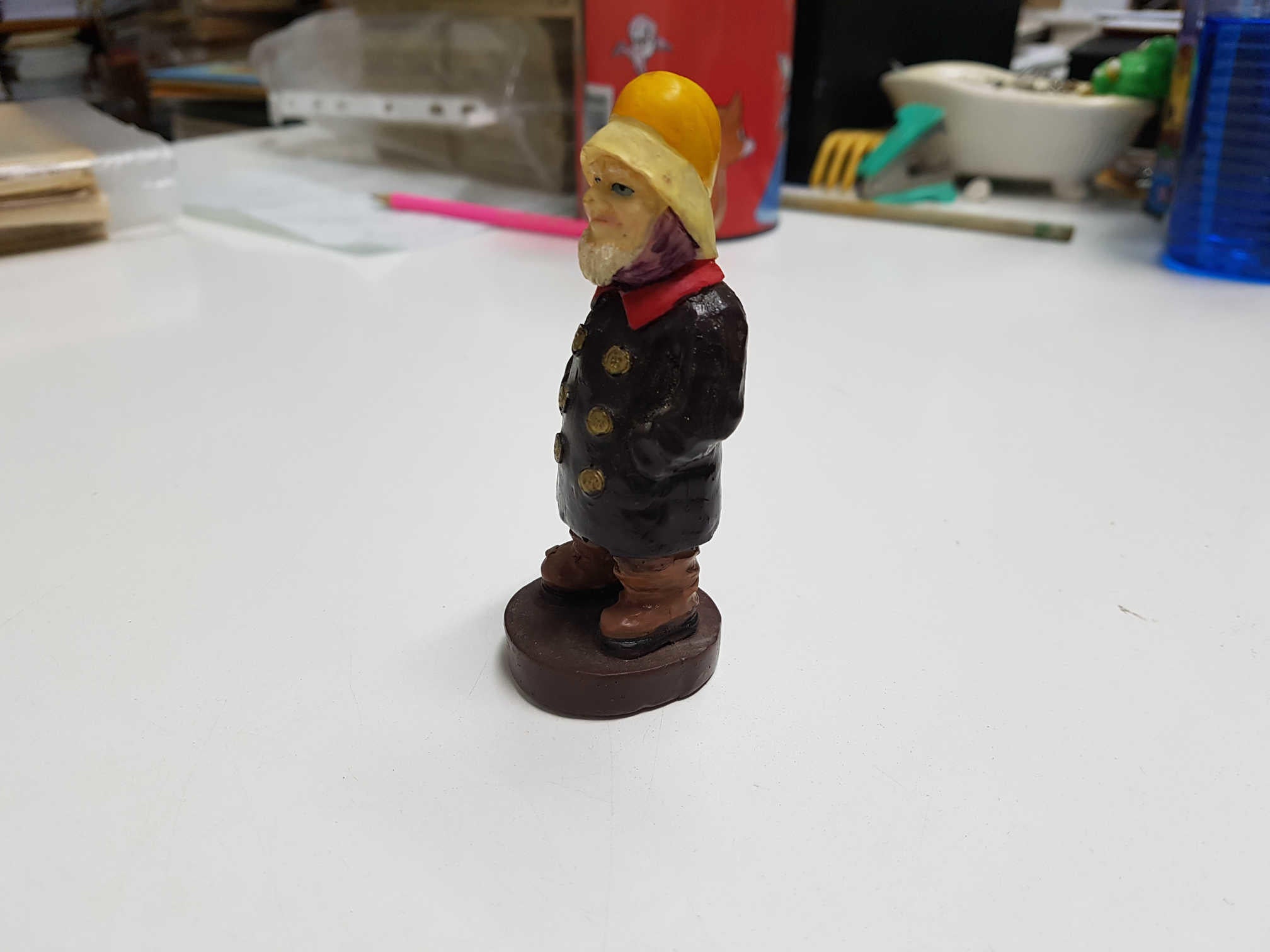 Figura de resina, marinero con gabardina y gorro