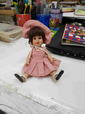 Muñeca de los años 70-80, con vestido corto a rayas de plastico