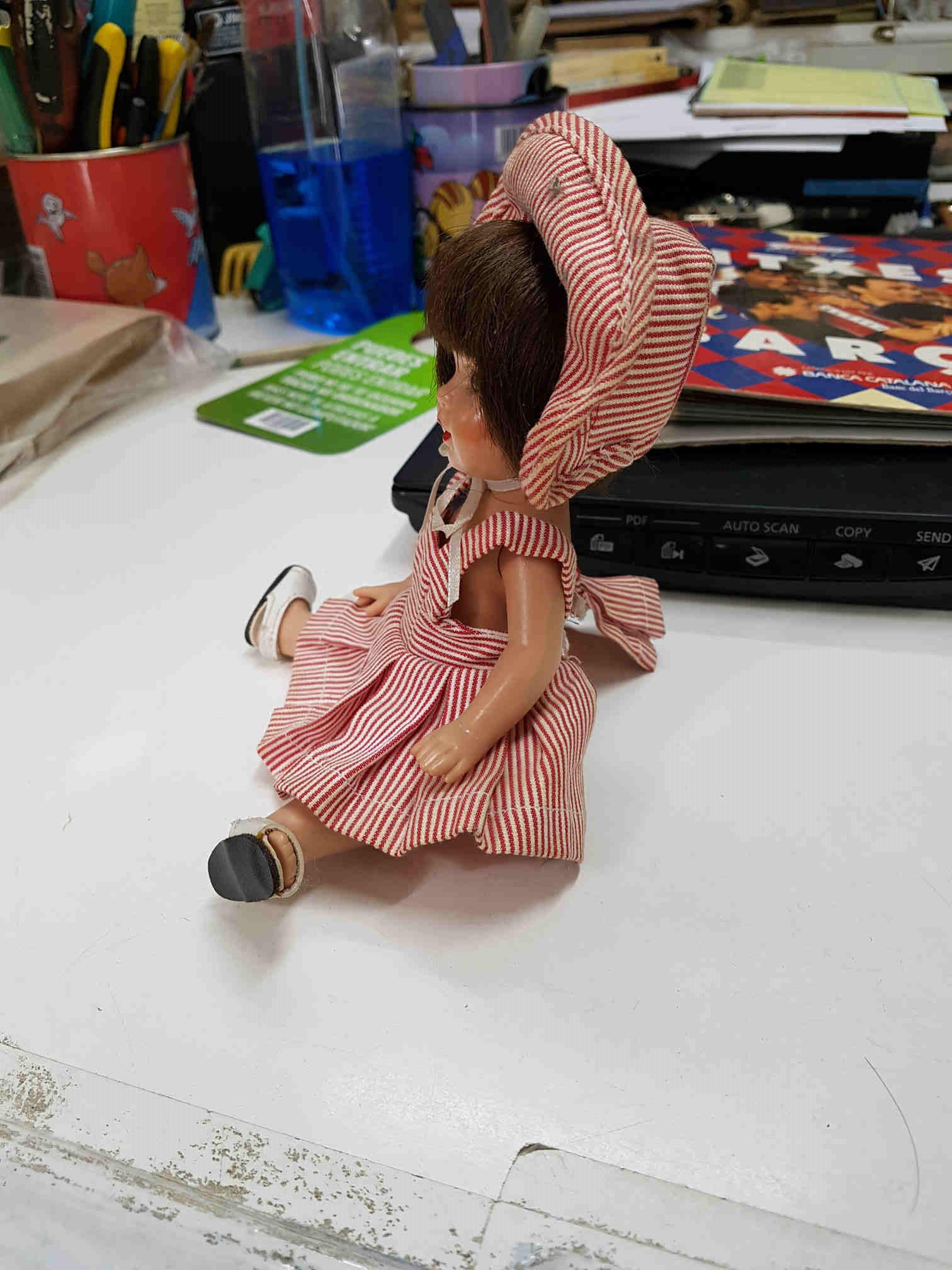 Muñeca de los años 70-80, con vestido corto a rayas de plastico