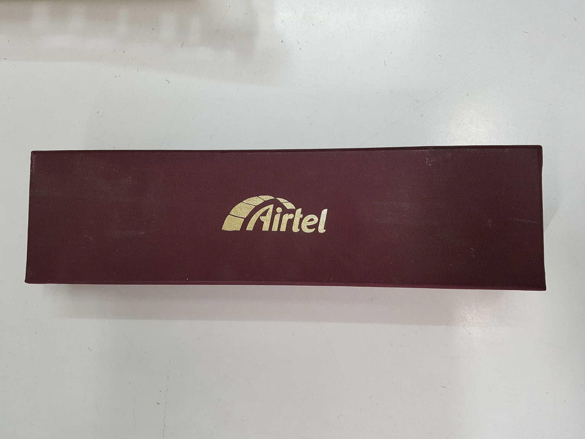 Caja AIRTEL con dos abrecartas metalicos